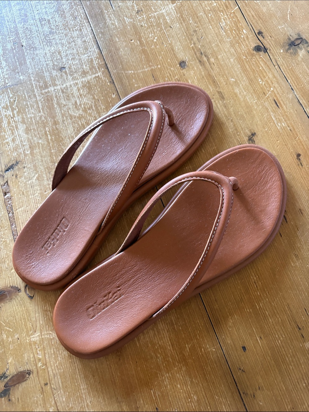 OluKai Women's Chestnut Brown Leather Flip Flops